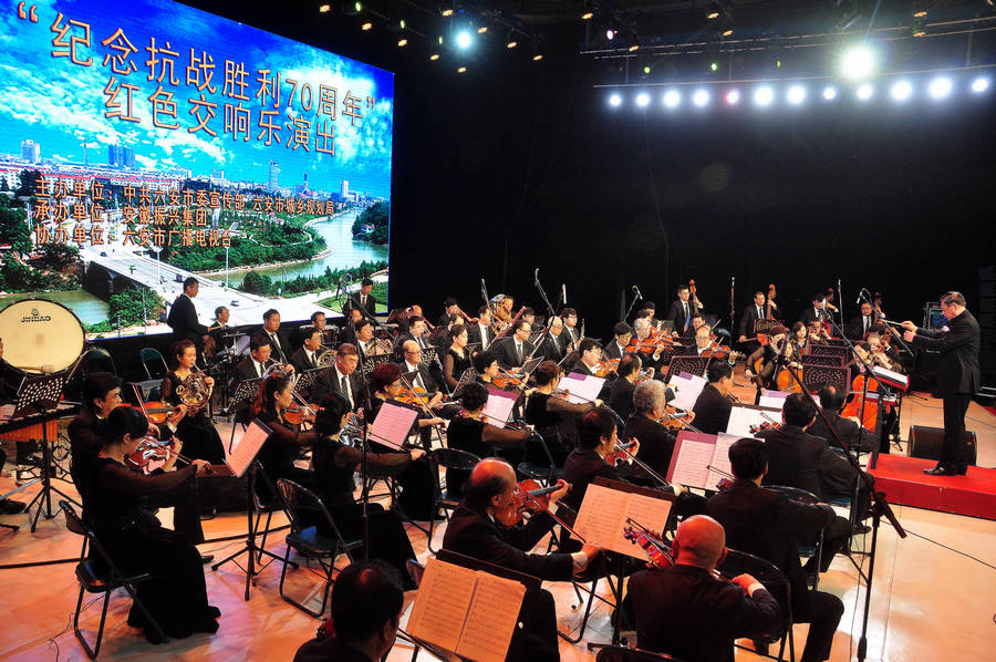 六安爱心人士翻山越岭为背米女孩献爱心