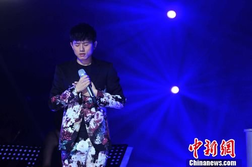 张杰《歌手2》造型多亮点 不忘初衷坚持音乐创新