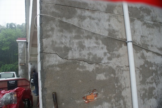 霍山地震震中区发现个别房屋墙体开裂