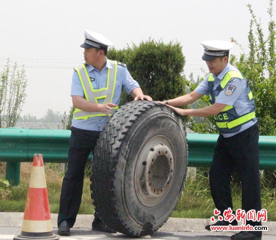 安徽六安 货车高速飞轮胎 砸中对面轿车