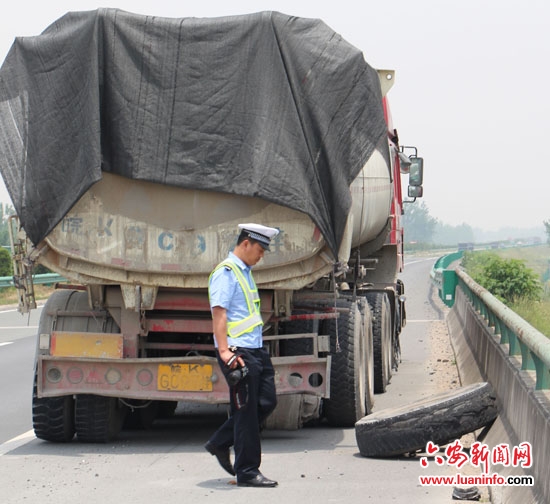 安徽六安 货车高速飞轮胎 砸中对面轿车