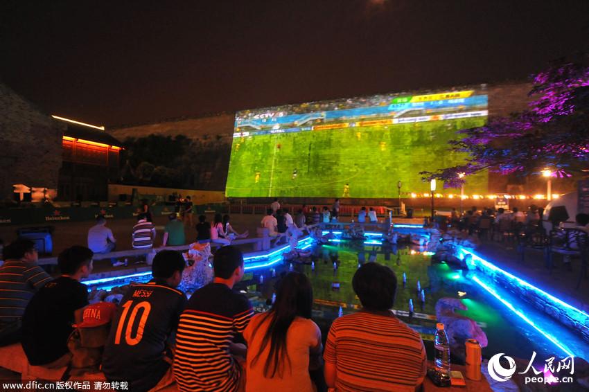 南京600年明城墙上演世界杯足球赛(组图)