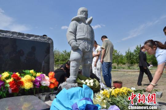 在巴遇难的新疆登山者杨春风周年祭:骨灰安放
