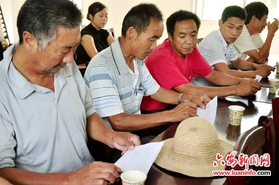 金寨:大学生村官被考核让群众来评价