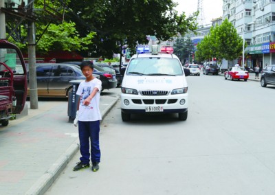 砸断孩子手指带去碰瓷女孩忍受不了折磨逃走报