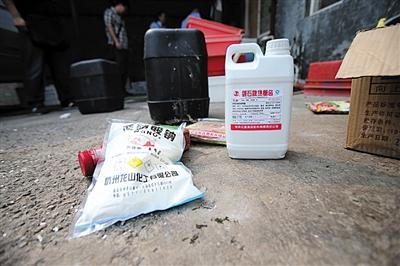 北京批发市场发现双氧水和火碱泡制美白猪蹄