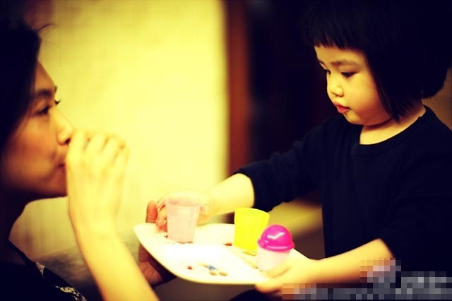 紫霞仙子44岁了!朱茵获女儿暖心庆生