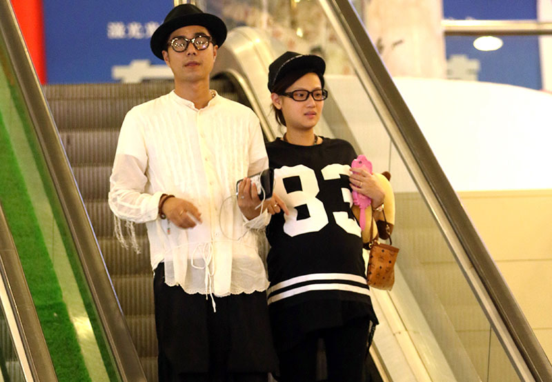 袁成杰陪怀孕妻子看电影散心 甘当老婆人肉扶