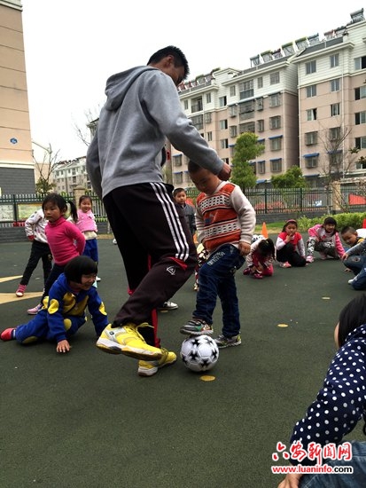 金马幼儿园:足球教学进幼儿园课堂