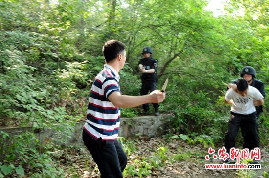 金寨县公安局开展反暴恐演练