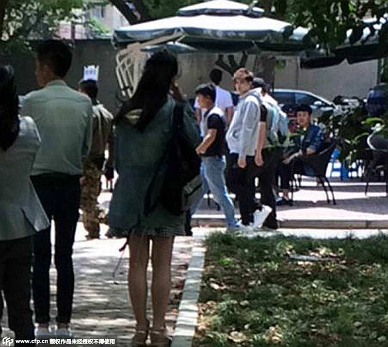 吴亦凡 致青春2 片场专人打伞显大牌 粉丝苦等