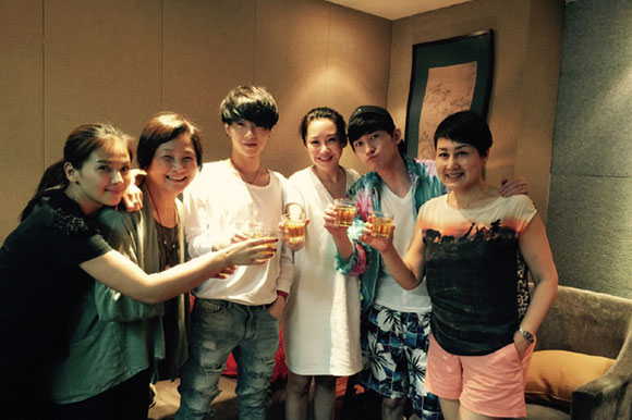 《花少1》6姐弟高档餐厅聚会 众星碰杯相谈甚