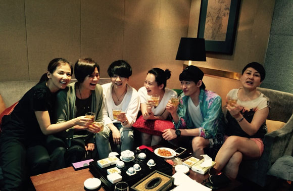 《花少1》6姐弟高档餐厅聚会 众星碰杯相谈甚