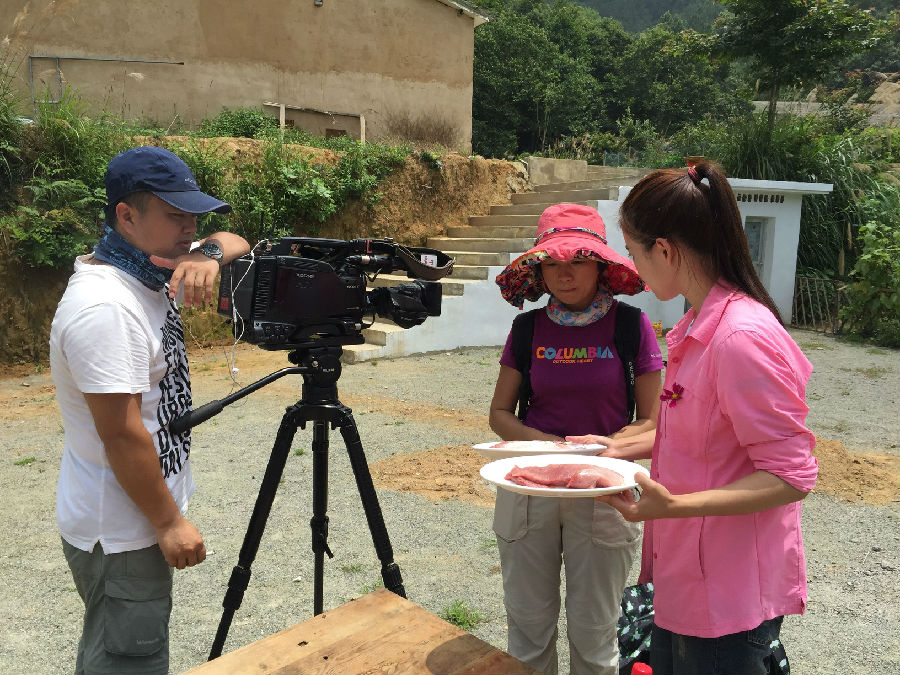 央视七套栏目组到金寨县拍摄金寨黑毛猪专题片