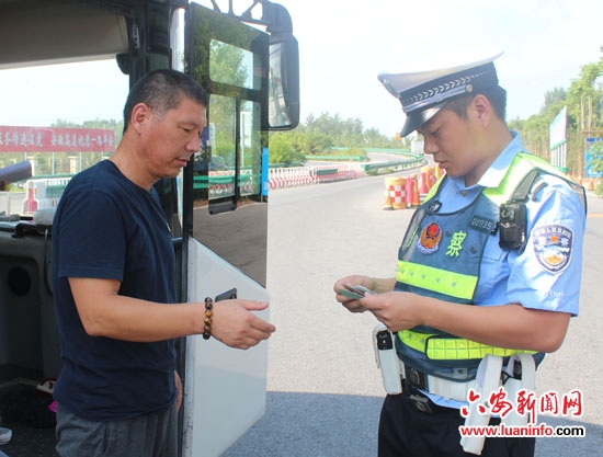 六安高速交警严查营转非客运车违法