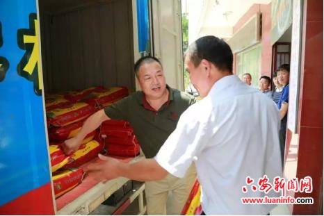 叶集东楼村到太阳乡金竹坪村开展灾后捐赠