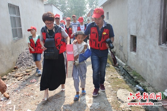 自黑仍女神!高圆圆画粗眉八字胡与老同学合影