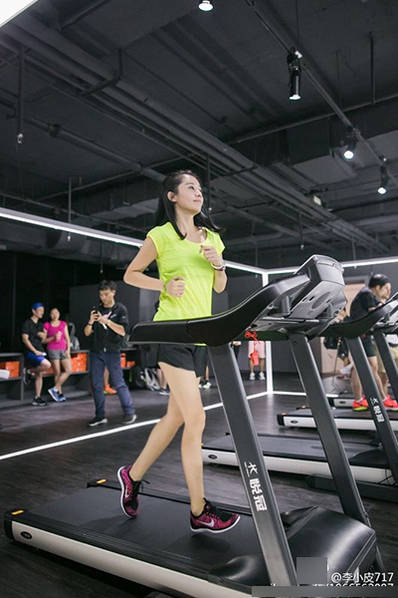 央视<em>美女主播</em>直播间玩自拍 穿<em>超短裤</em>秀长腿-六