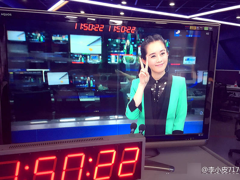 央视<em>美女主播</em>直播间玩自拍 穿<em>超短裤</em>秀长腿-六