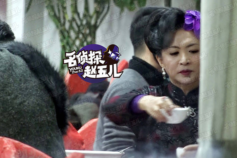 金星新剧造型头戴大花 不改毒舌本质