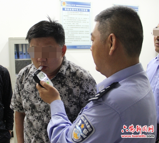 安徽金寨 轻微事故 撞出一醉驾司机