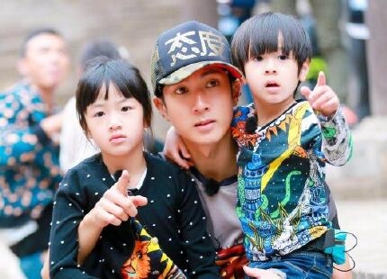 陈学冬穿深V和景甜搞怪自拍 调侃对方不洗脸不