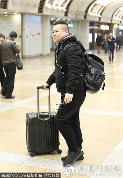 岳云鹏出轨风波后现身机场 笑容满面春风得意