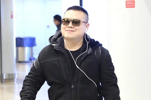 岳云鹏出轨风波后现身机场 笑容满面春风得意