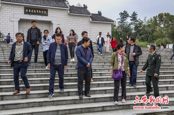 金寨:凭吊先烈 传承红色精神
