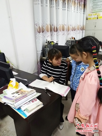 留守在山区教学点良善铺小学的特岗教师黄丽丽