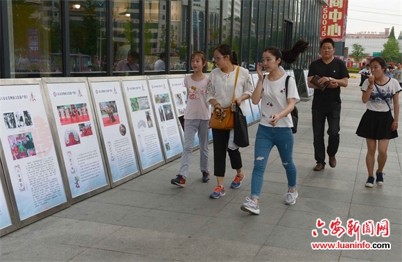 非遗展演进商场