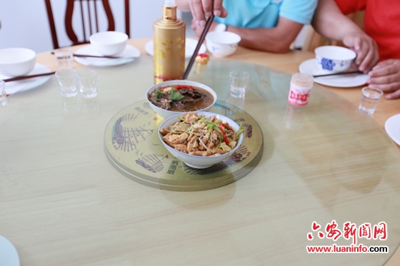 金寨县农村商业银行积极开展分贷统还扶贫小额