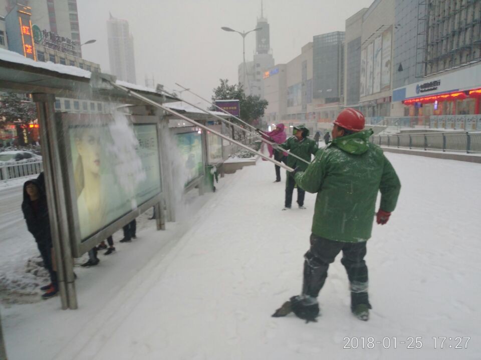 暴雪再次来袭皋城 公交车站亭积雪被及时清除