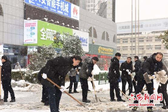 志愿扫雪 服务暖人心