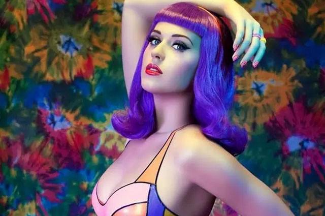 “水果姐”夺19岁男孩初吻 对方吓得跌倒地上