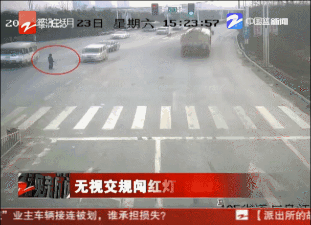 男子无视交规任性过马路,险丧命