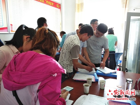 六安一中青年志愿者协会开展打扫校园卫生活动