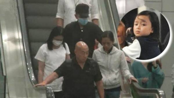 刘德华罕见和老婆女儿同框 出动12人护驾阵仗大(图)