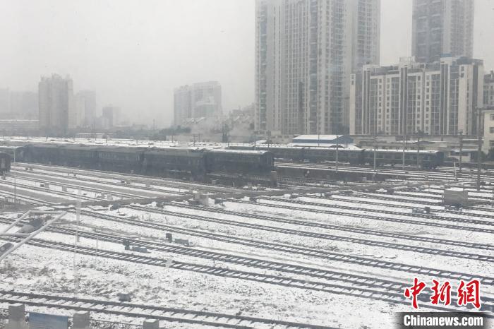 中国铁路上海局集团有限公司合肥车辆段内，多辆客车“待诊”。　张强 摄