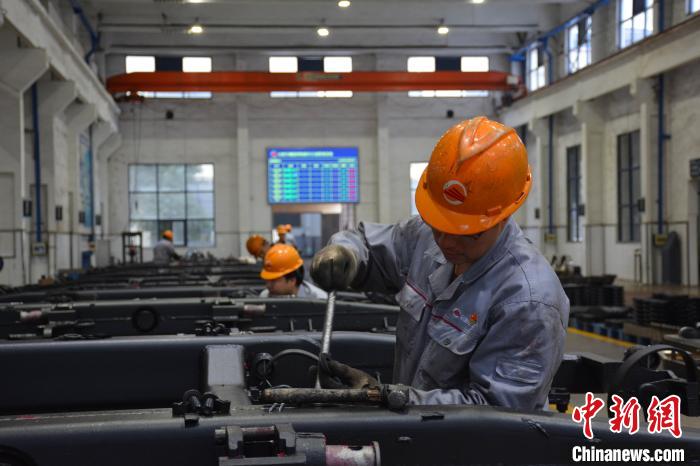 中国铁路上海局集团有限公司合肥车辆段内，“医生”们在对客车零件进行检修。　张强 摄