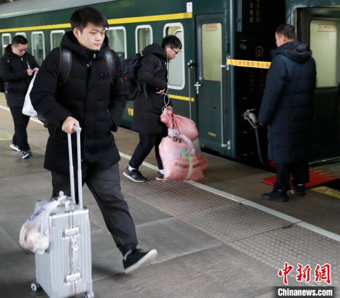 今起铁路上海站迎来节前客流高峰