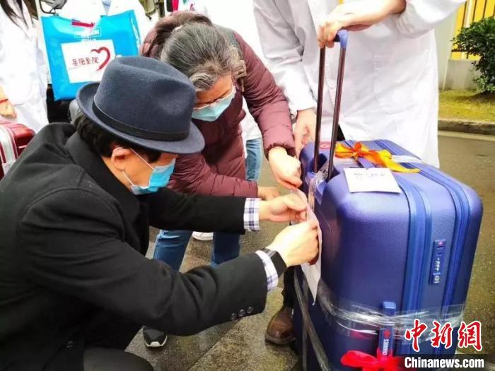 郎铁成和史晓医生一起为姜恺打包行李。　供图 摄