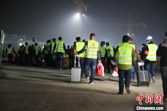 2月25日凌晨，跨千<strong></strong>200多名湖南涟源建设者乘坐大巴抵达安徽合肥。工人工程　韩新亮 摄
