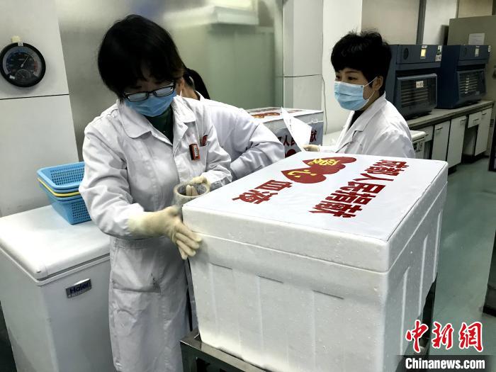 工作人员正在将装有爱心血液的箱子进行密封。　吕杨 摄