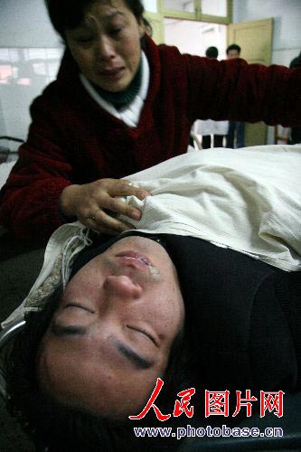 遭毒打昏迷不醒[组图]