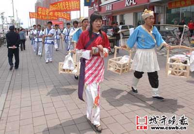 店员着古装说古语游街宣传小吃(组图)