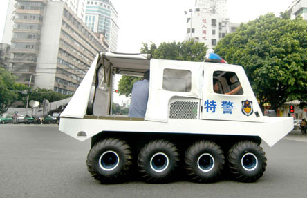 图文:八轮水陆两栖特警车现身福州街头