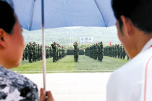 浙江母亲坐飞机到重庆观看女儿军训(图)-六安新