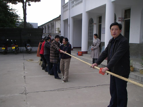 舒城县张母桥镇积极准备迎战女子拔河赛(图)