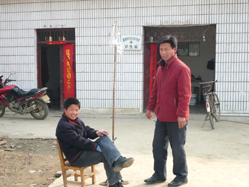 霍邱县部分农村患者:室外挂吊水 轻松把病治